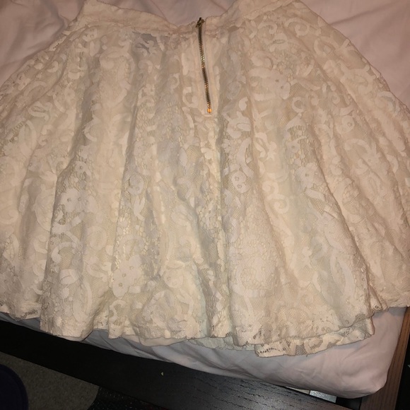 Lace mini skirt - Picture 2 of 3